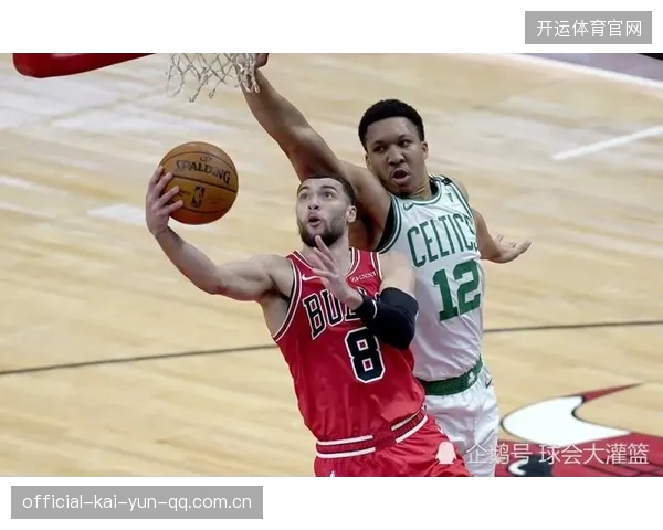 拉文飞身滑翔灌篮点燃全场热潮